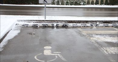 Nestatykite automobilių neįgaliesiems skirtose vietose Nestatykite automobilių neįgaliesiems skirtose vietose