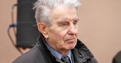 „Reikia nuo kažko pasitraukti, kad galėtum prie kažko prieiti“ (J. Marcinkevičius) „Reikia nuo kažko pasitraukti, kad galėtum prie kažko prieiti“ (J. Marcinkevičius)