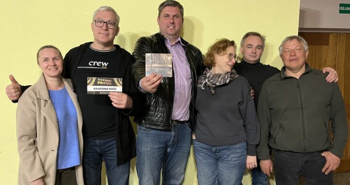 Raudona rožė pražydo per Lietuvos gimtadienį