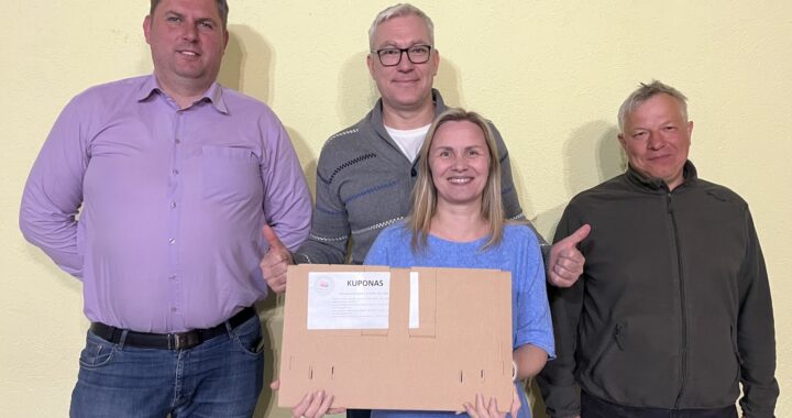 Raudona rožė šį pavasarį pražydo antrą kartą