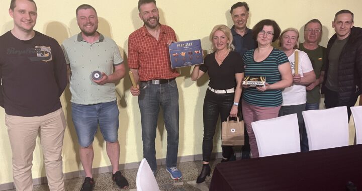 Kietai virtai išKovoti auksai riedant bronziškai raudonai Veršio ašarai