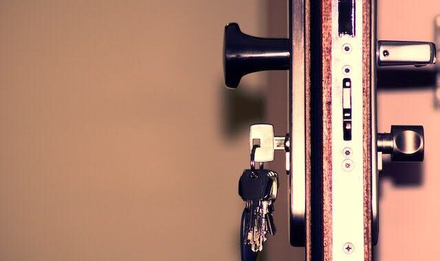 Kaip apsaugoti savo namus vasarą, kai vykstate atostogauti