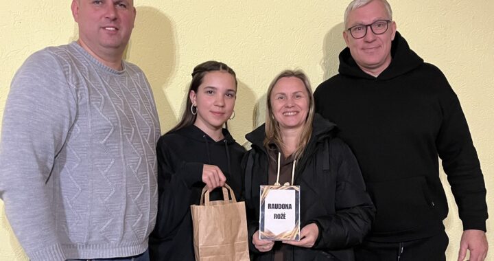 Raudona rožė sužydėjo protingomis spalvomis