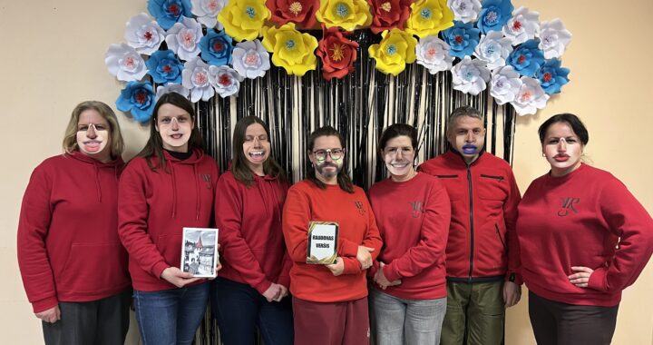 Raudonu veršiu apsimetę užgavėnistai nukniaukė sostą