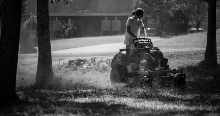 Sodo traktoriukai išsimokėtinai: ką svarbu žinoti prieš perkant?