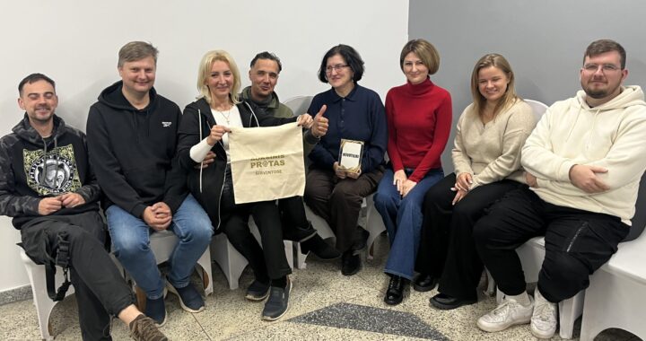 Kovotojai vis dar demonstruoja madas